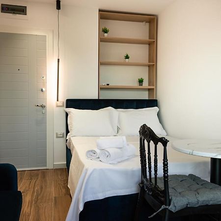Cozy And Chic Studio Apartment Тирана Экстерьер фото